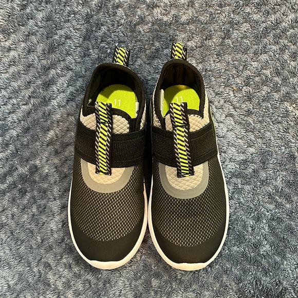 Easy slip on light weight sneaker for boys! Perfect for summer! - Picture 5 of 7